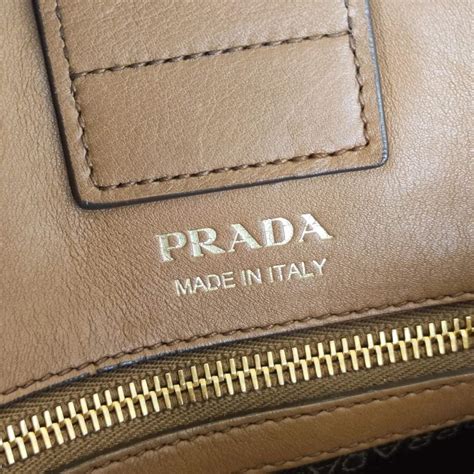 prada logo borse|borse prada outlet online.